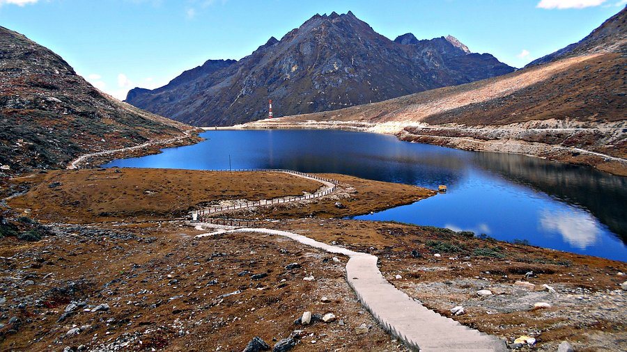 The road beside Sela Lake below the pass to Tawang